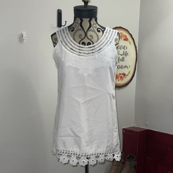Tops - White sleeveless blouse with lace detail